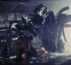 Newt and Xenomorph in Aliens