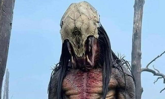 More Prey (2022) movie set photos offer a detailed look at the Feral Predator suit!