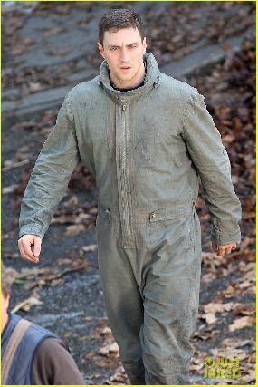 Aaron Johnson Godzilla set photo