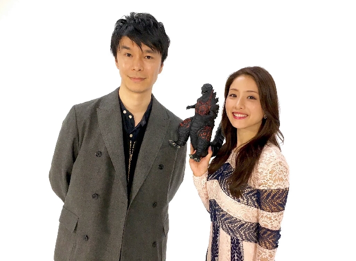 Hiroki Hasagawa and Satomi Ishihara start their collection. 