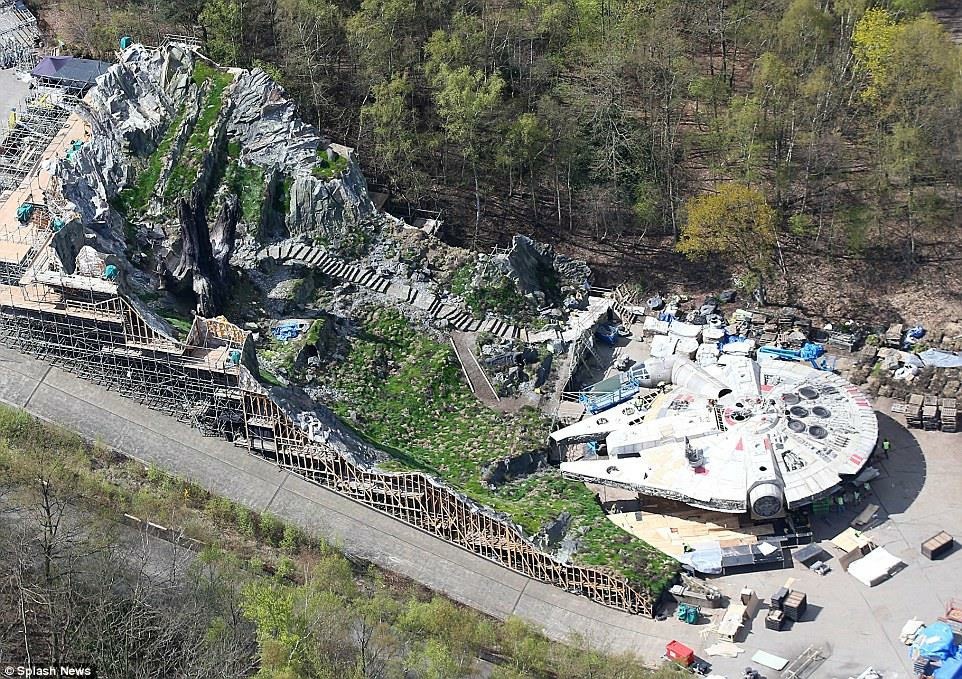 Star Wars Episode VIII Anch-To set at Pinewood Studios 09